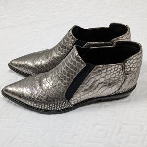 L.A.M.B silver Snakeskin Embossed Leather Ankle Booties sz.8 w/pointed toe